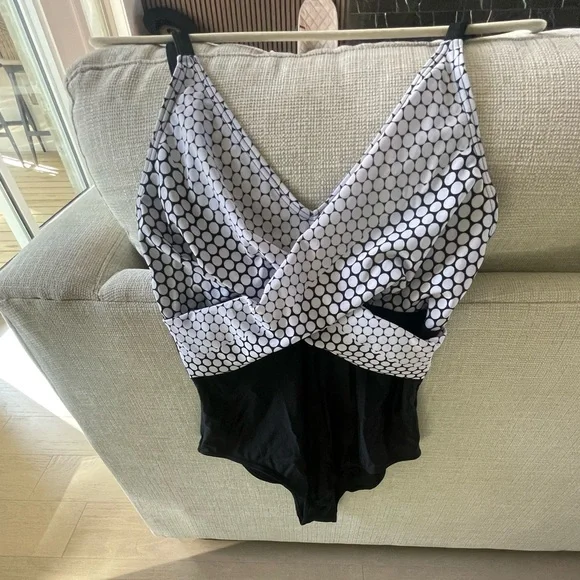 Black and White Polka Dot Swimsuit comes with 2 pieces - Picture 3 of 10